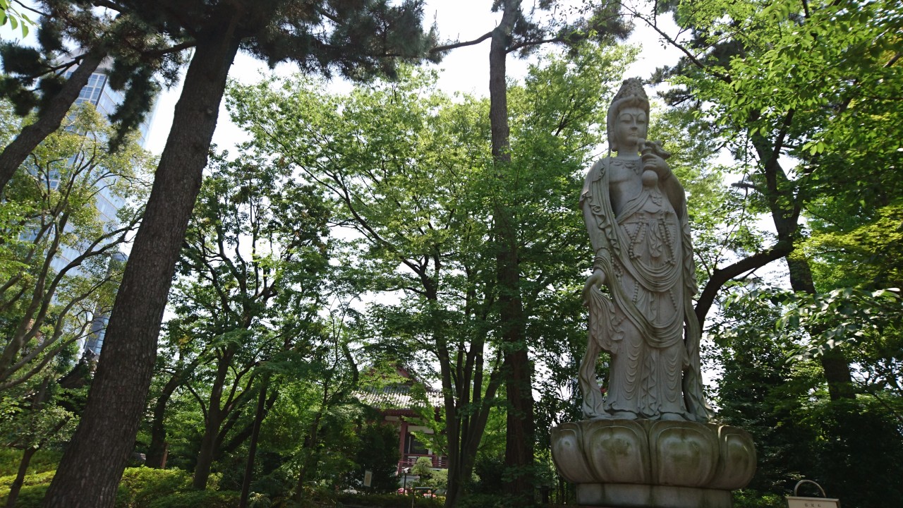 Statue in Zojoji Temple garden