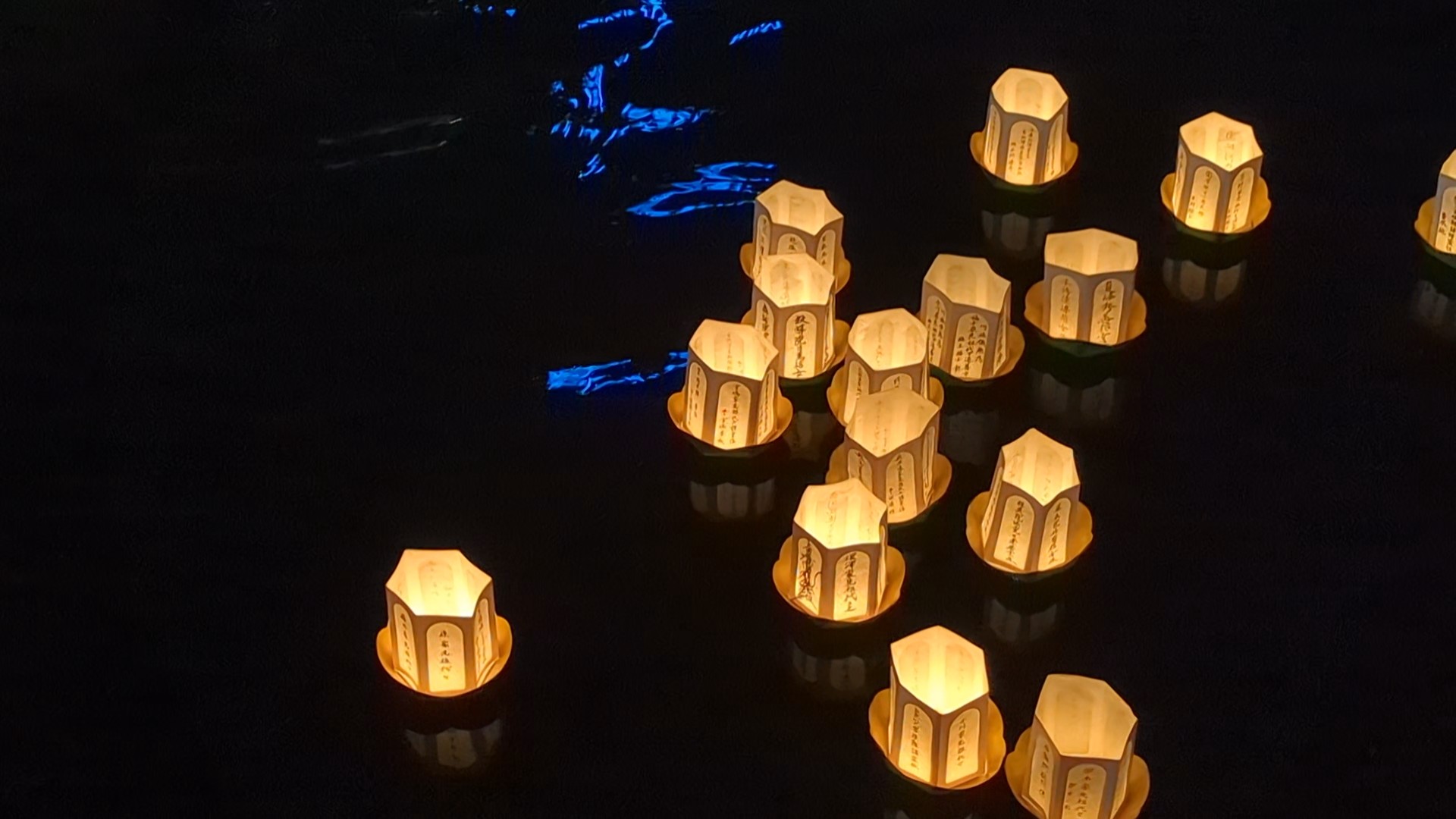 Summer Seasonal Traditions: Lantern Floating (夏の風物詩 Summer Seasonal Traditions: Lantern Floating (夏の風物詩